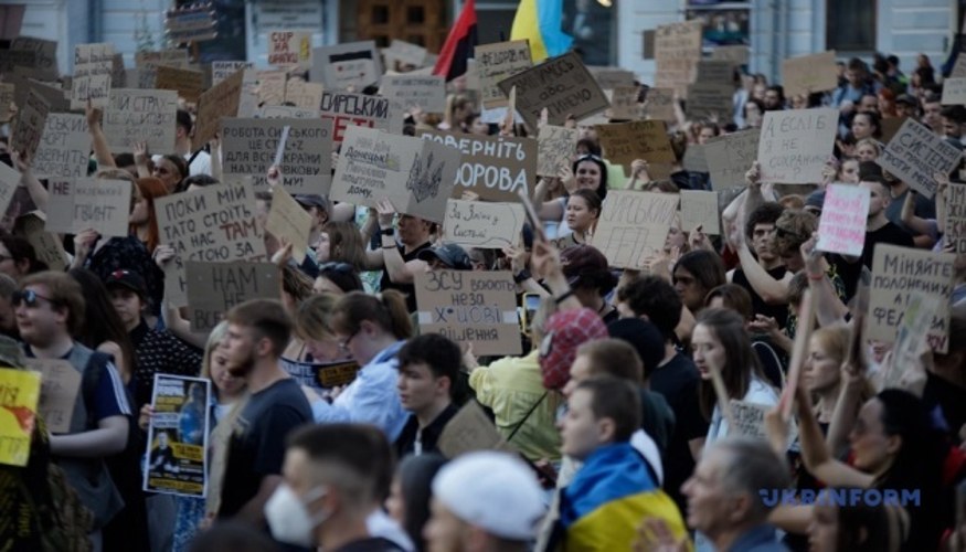 Протестувальники із плакатами на площі біля театру імені Івана Франка у Києві під час мітингу п'ятого дня