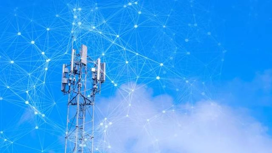 Смартфон із позначкою 5G на тлі центральної частини Києва від Майдану Незалежності до Бессарабської площі
