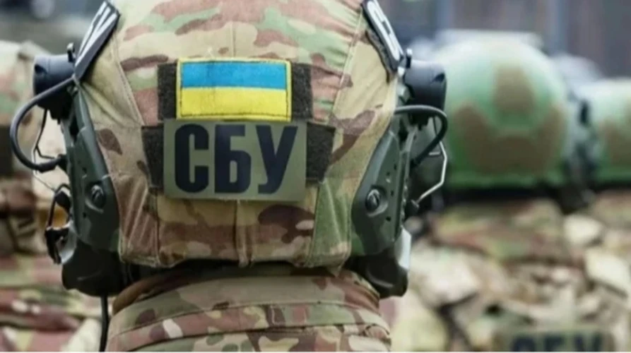 Знак СБУ на тлі символіки кібербезпеки і попередження про вербування в соцмережах