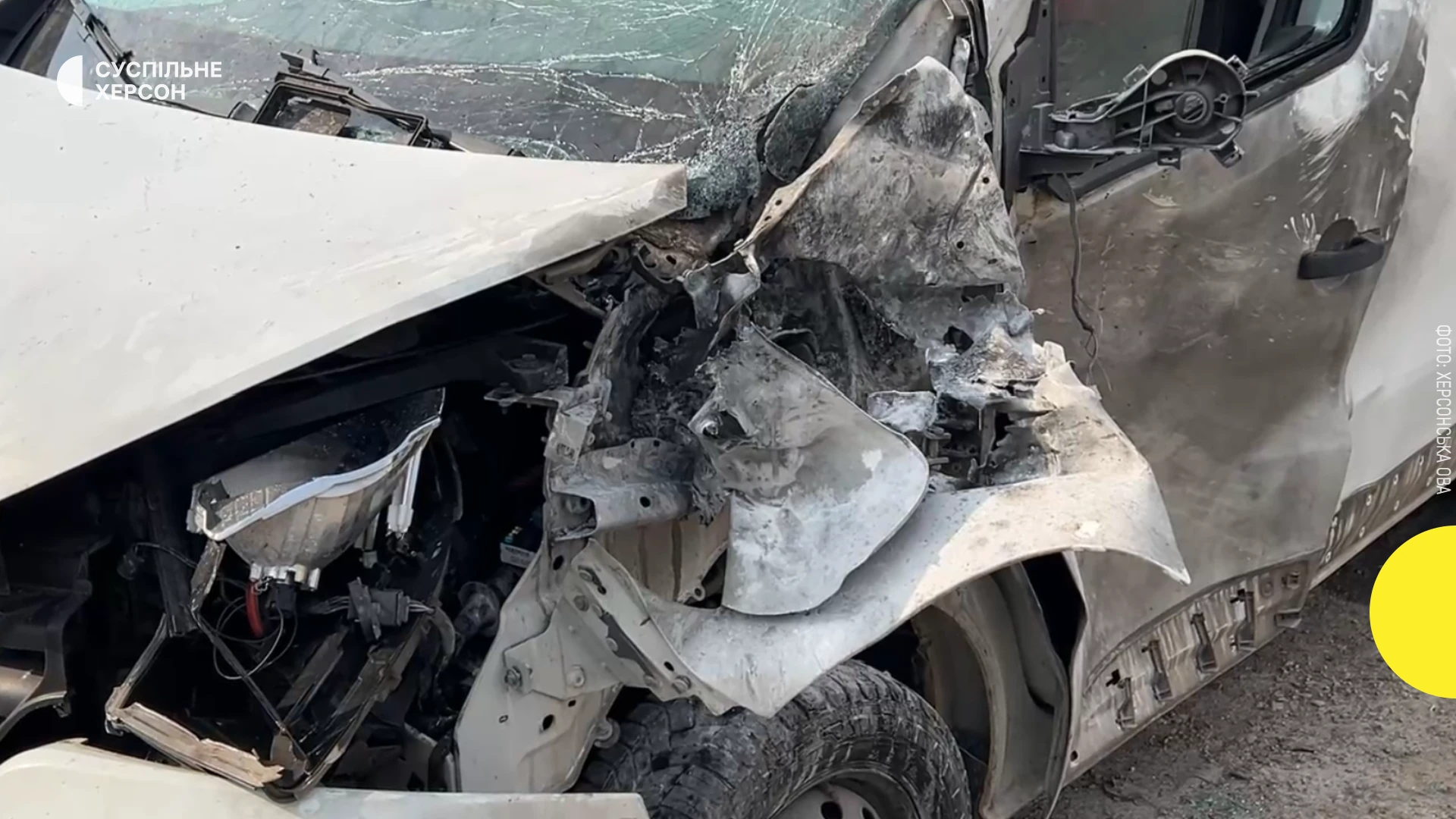 Пошкоджений автомобіль потерпілого на ринку у Херсоні після удару безпілотника