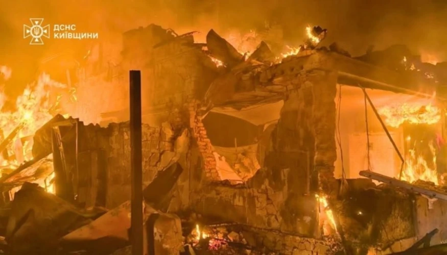 Пошкоджений приватний будинок і пожежа на території нежитлової будівлі в Броварському районі після атаки дронів.