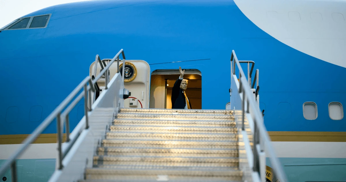 Вантажівка для перевезення їжі біля літака Air Force One у турецькому аеропорті