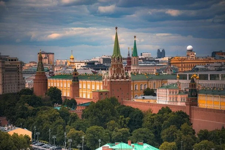 Колаж: Кремль на тлі російських прапорів, тема мирних переговорів