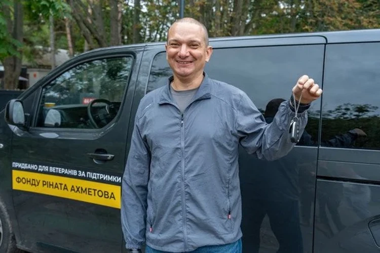 Вадим Свириденко з ветеранами на місці майбутньої петанк-арени на ВДНГ та переданий автомобіль