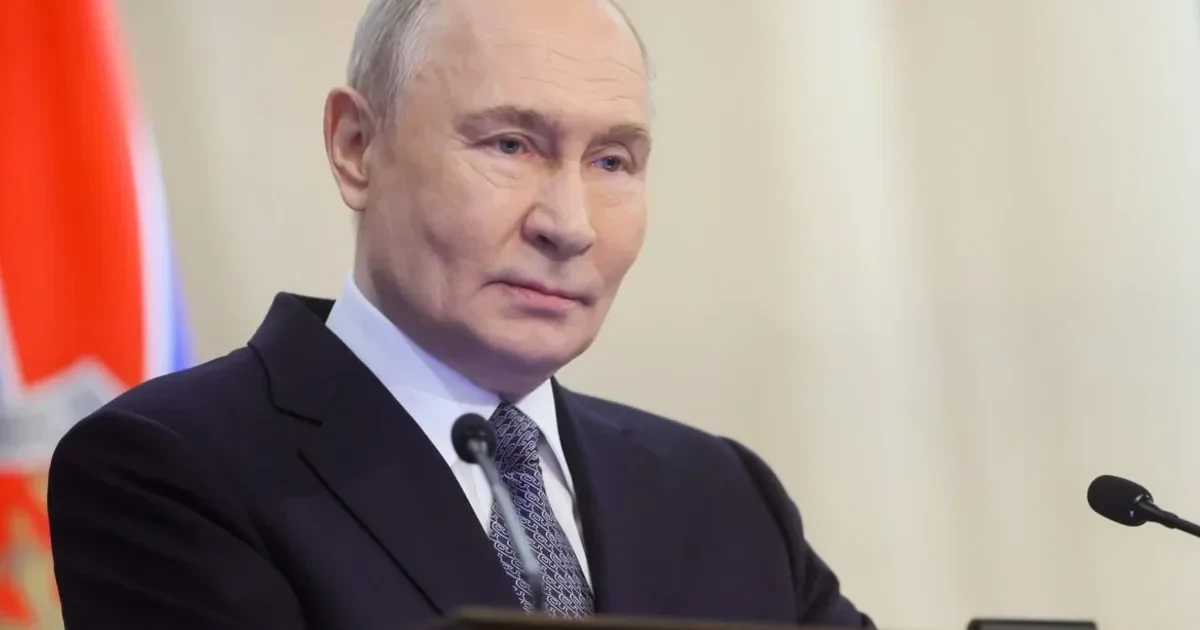 Прапор Китаю на тлі логотипу АТЕС та силует Маямі як позначення двох майбутніх міжнародних самітів.