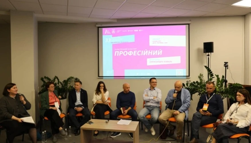 Відкриття 33-го LvivBookForum: британський письменник і актор Стівен Фрай читає вірш Вікторії Амеліної у Палаці мистецтв у