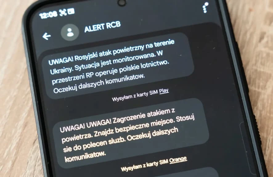 Мапа Польщі з позначенням Люблінського та Любуського воєводств і символіка сповіщення про повітряну загрозу