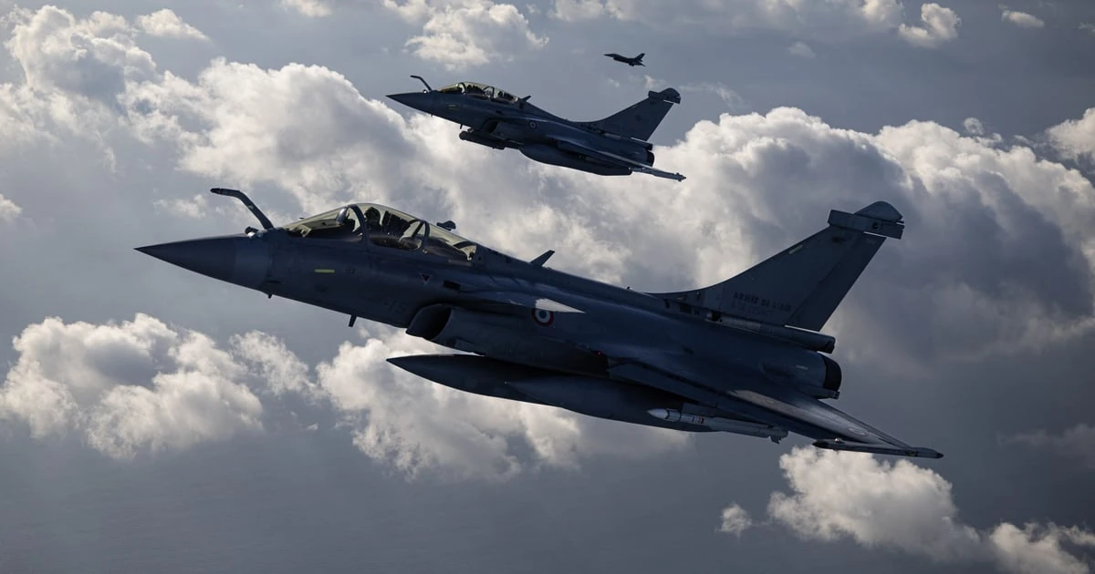 Ілюстративне фото двох винищувачів Rafale ВПС Франції на навчаннях Volfa 2025, фото ALAIN JOCARD/AFP via Getty Images