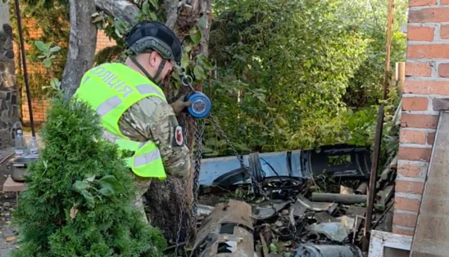 Пошкоджена одноповерхова будівля після влучання дрона «Герань-5» у Деснянському районі Києва